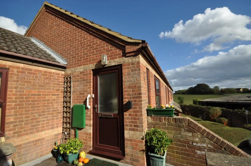 Stevens Court, Earls Barton, photo 3