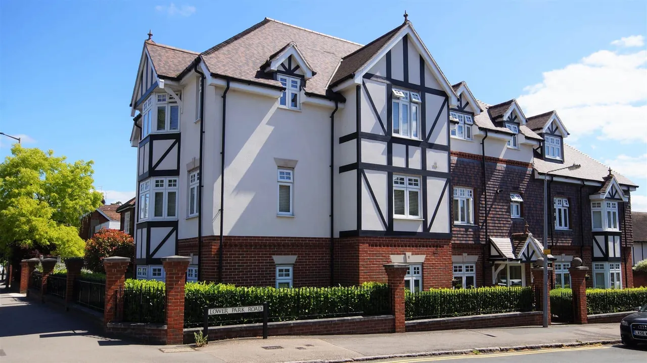 2 bed flat for sale — Lower Park Road, Loughton