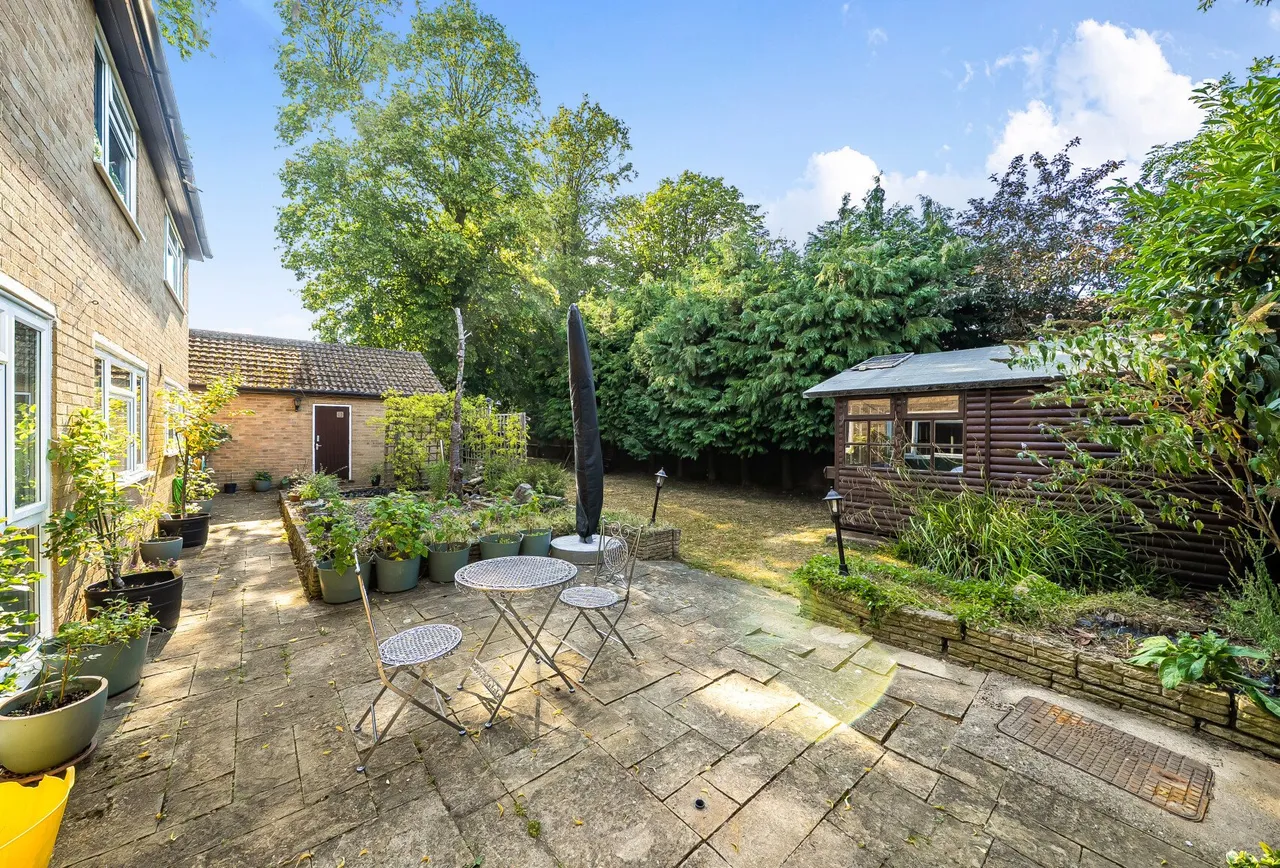 Horley Row, Horley, RH6 8NH, photo 2