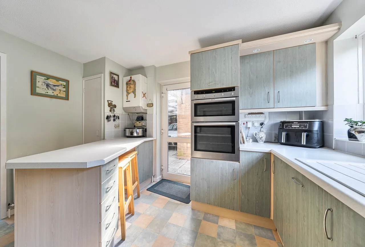 4 bed house for sale — Horley Row, Horley, RH6 8NH