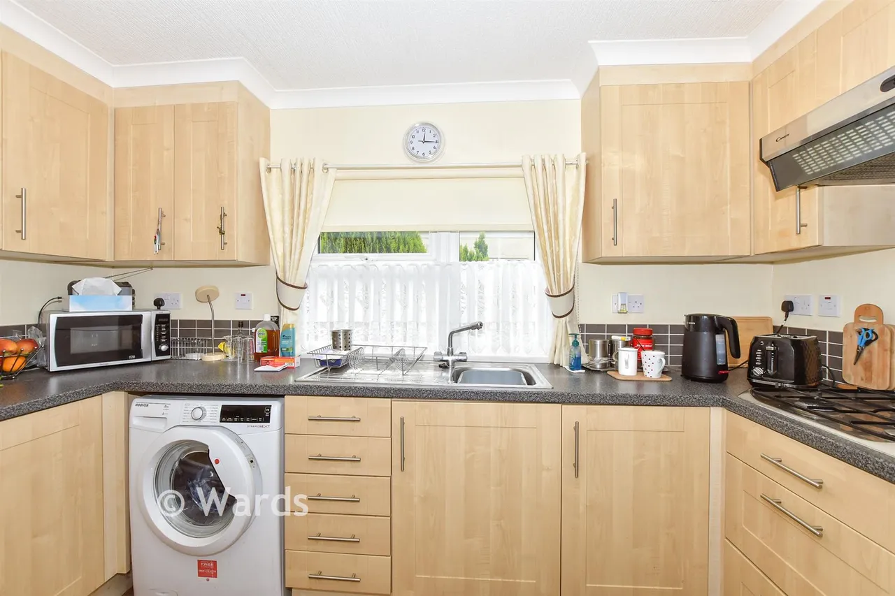 New Dover Road, Capel-Le-Ferne, CT18, photo 4