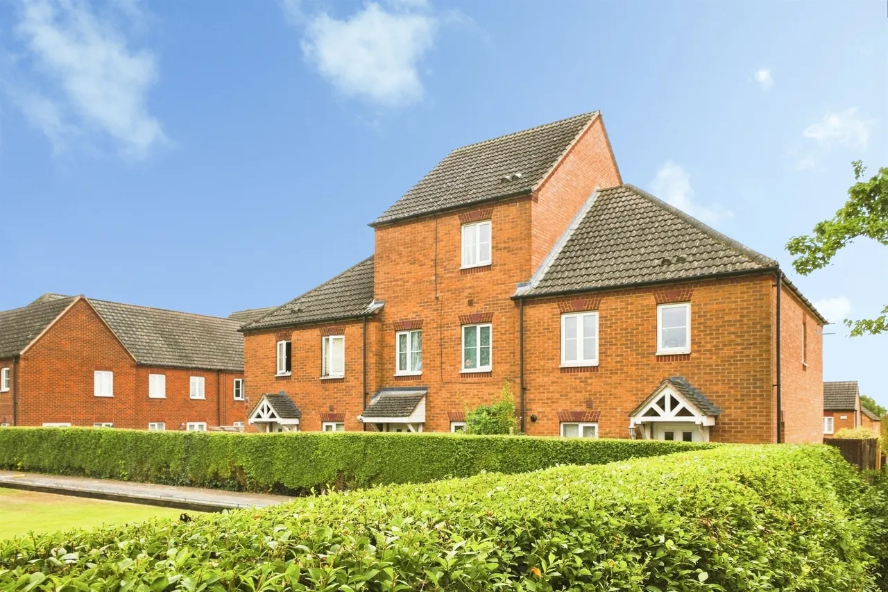 4 bed house for sale — South Meadow Road, Northampton