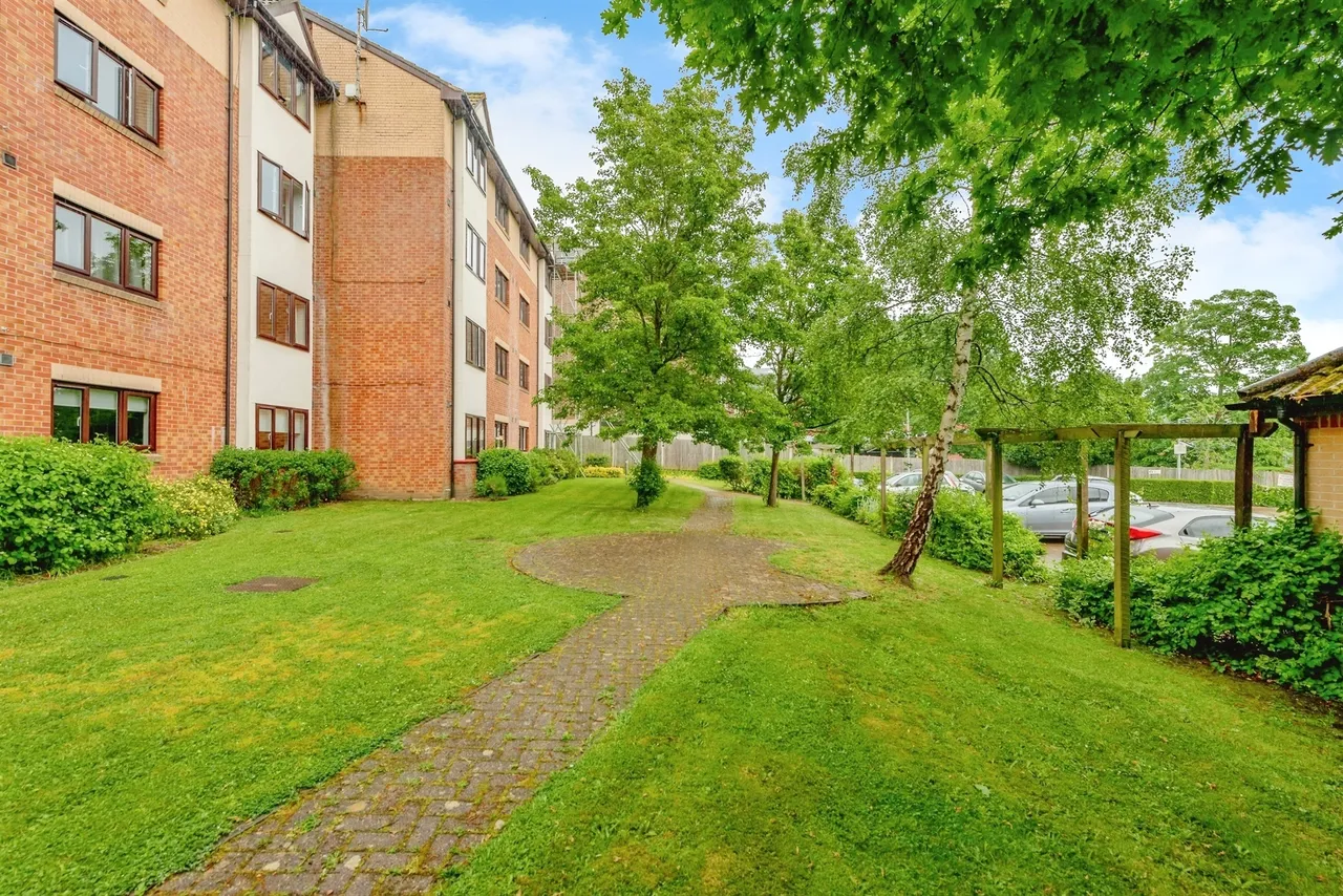 1 bed flat for sale — Station Road, Redhill