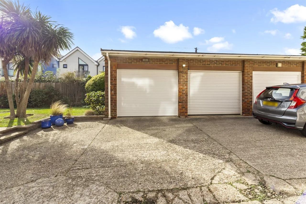 George V Avenue, West Worthing, photo 16