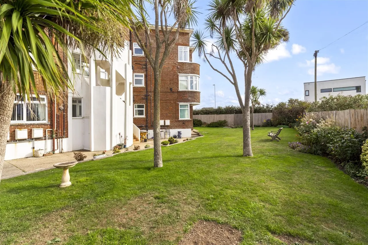 George V Avenue, West Worthing, photo 14