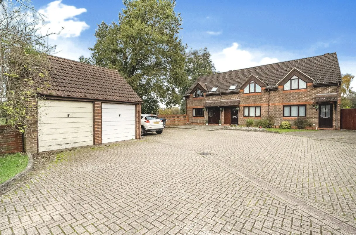 3 bed house for sale, The Fieldings, Woking, GU21