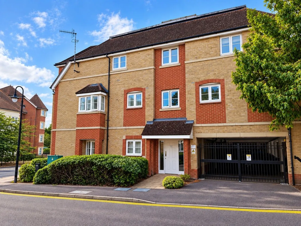 3 bed flat for sale, Wellsfield, Bushey, WD23