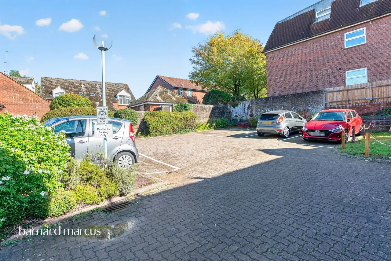 Chestnut Mead, Redhill, RH1, photo 13