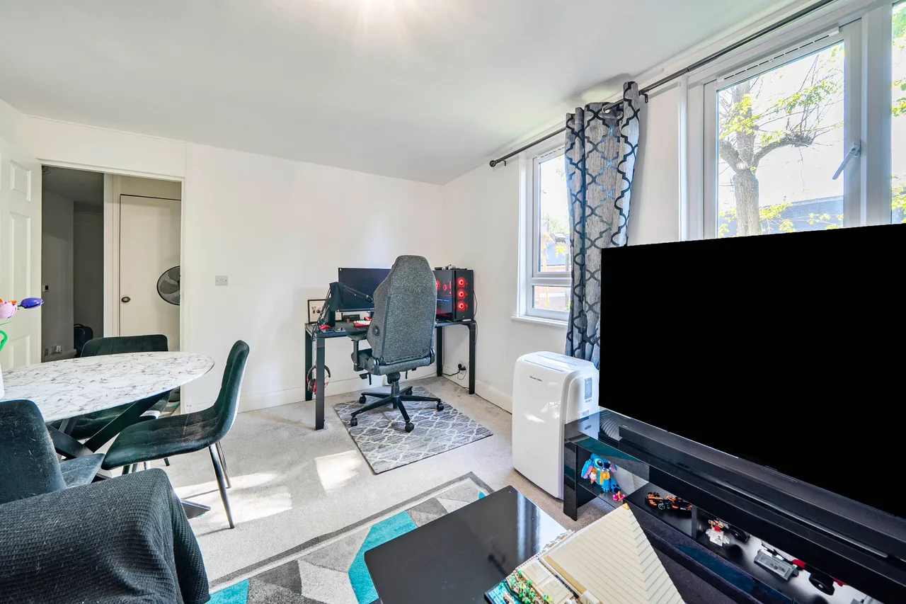 1 bed flat for sale — 58 Langdale Close, London