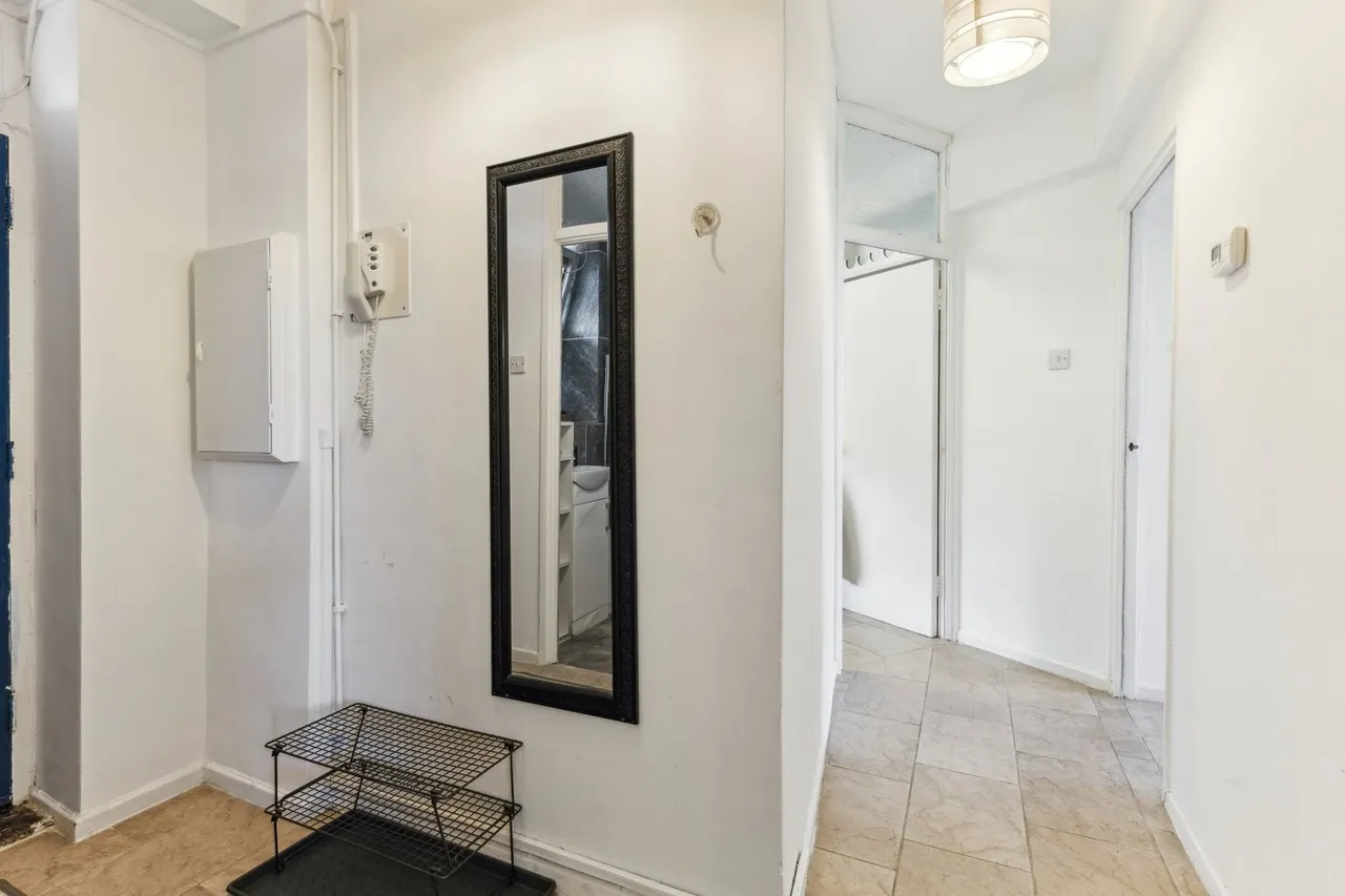 Wandsworth Road, London, SW8, photo 5