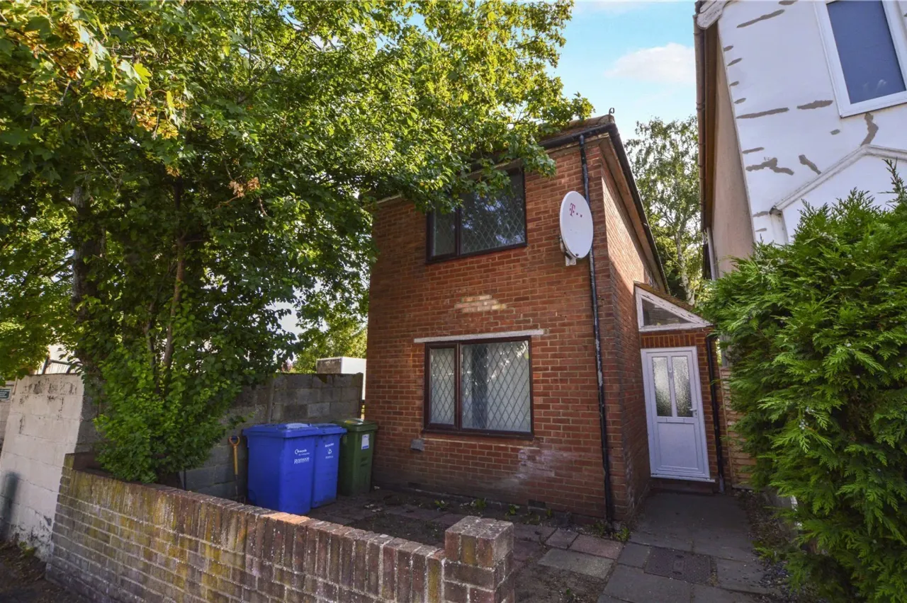 3 bed property for sale — Peabody Road, Farnborough, Hampshire,...