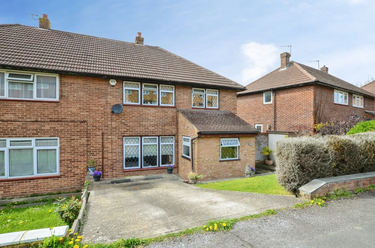 3 bed house for sale — Hawthorne Road, High Wycombe