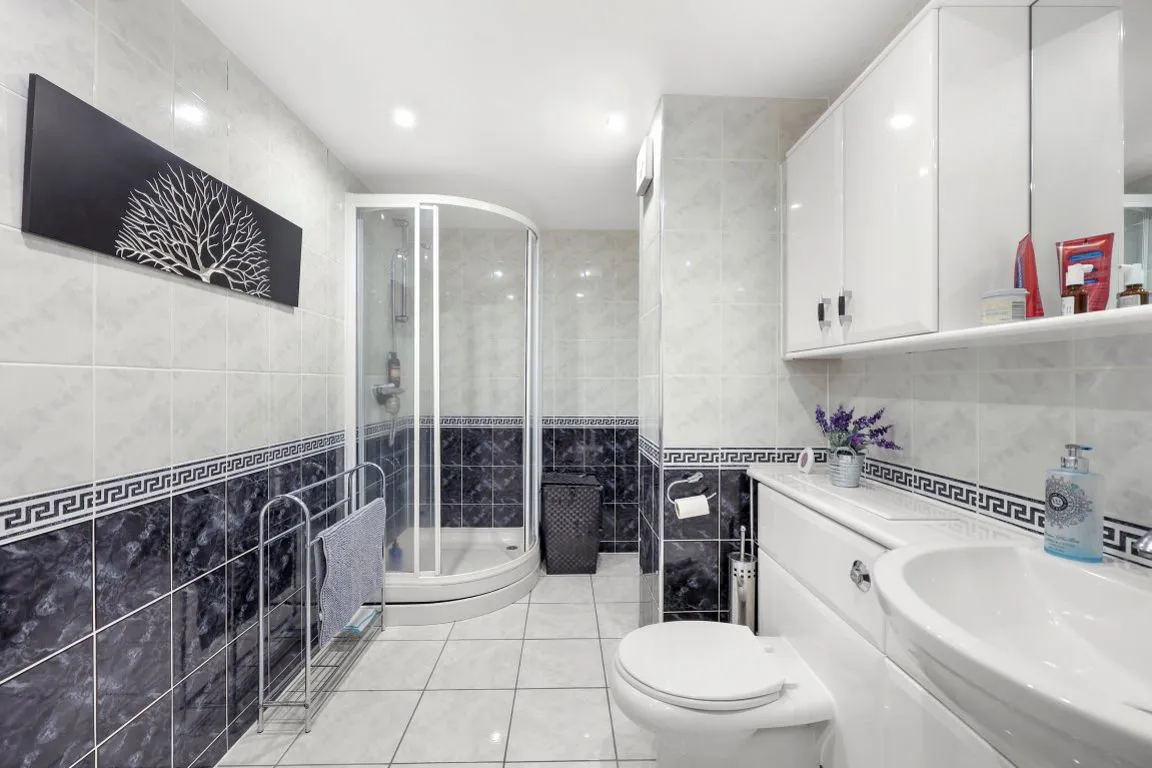 Vicarage Lane, IG7, photo 13