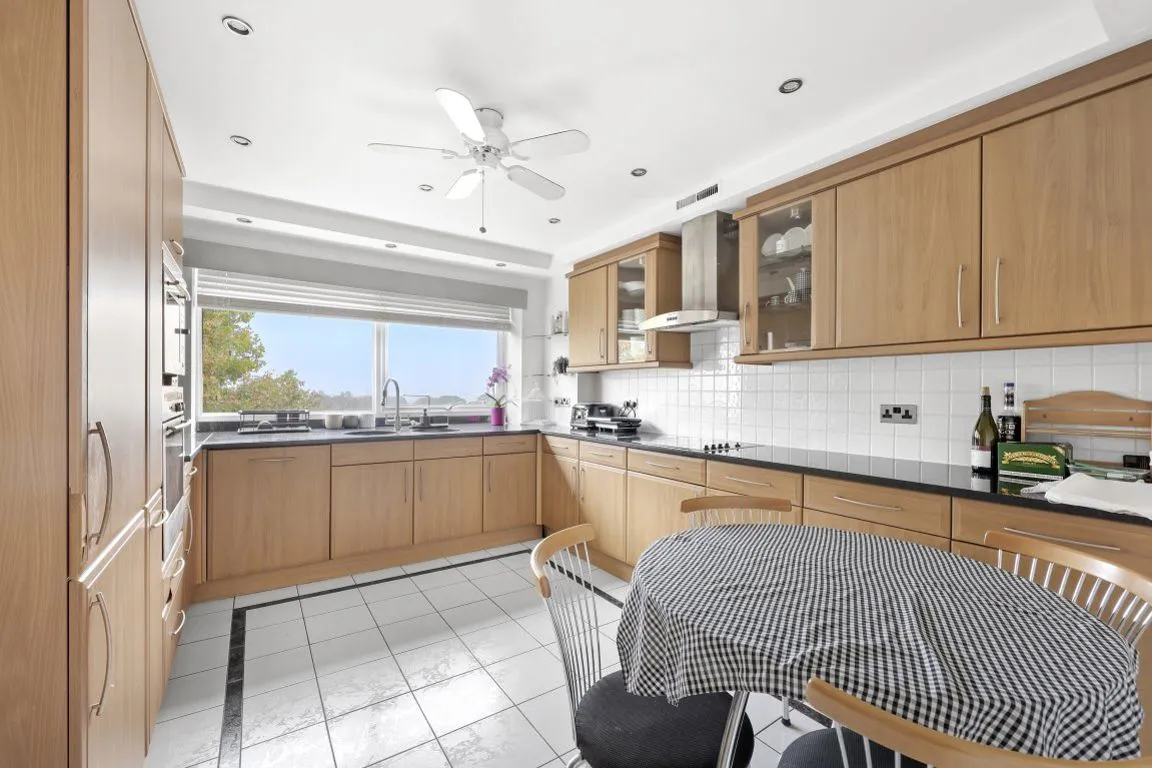 Vicarage Lane, IG7, photo 3