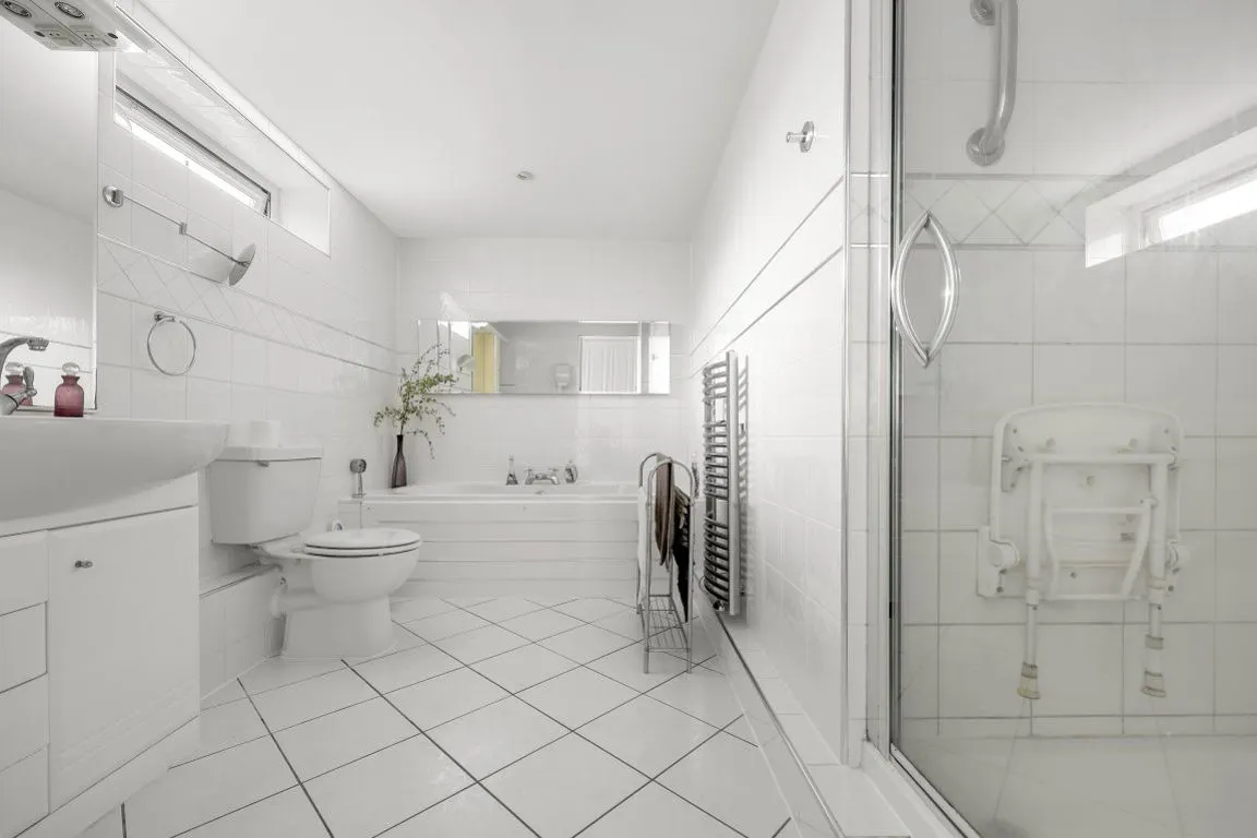 Vicarage Lane, IG7, photo 10