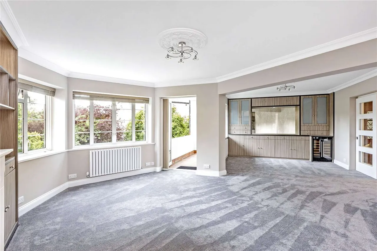 3 bed flat to rent, Chester Close, Richmond, TW10