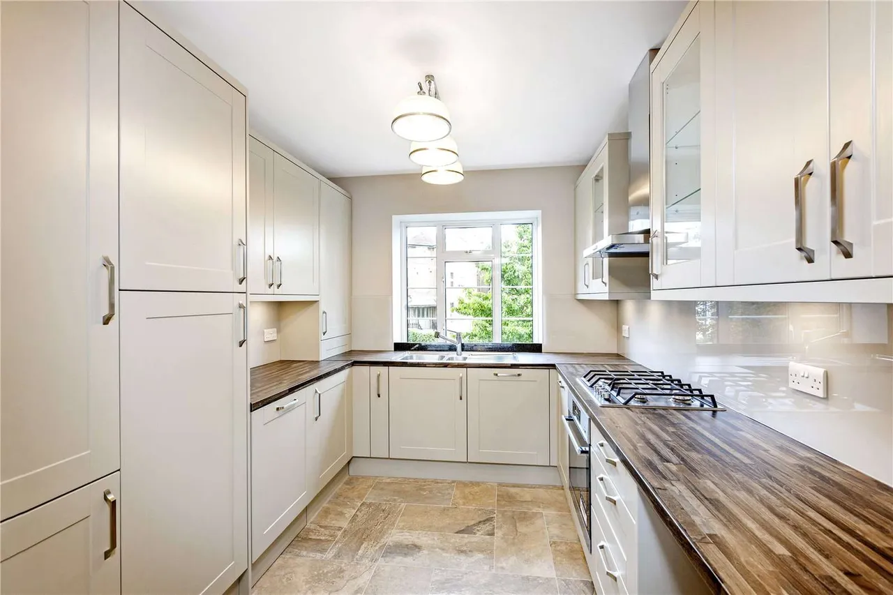 Chester Close, Richmond, TW10, photo 2