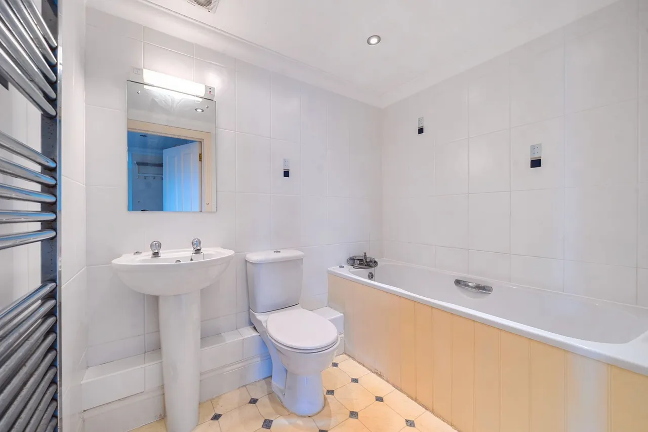 Highfield Road, Lymington, SO41, photo 12