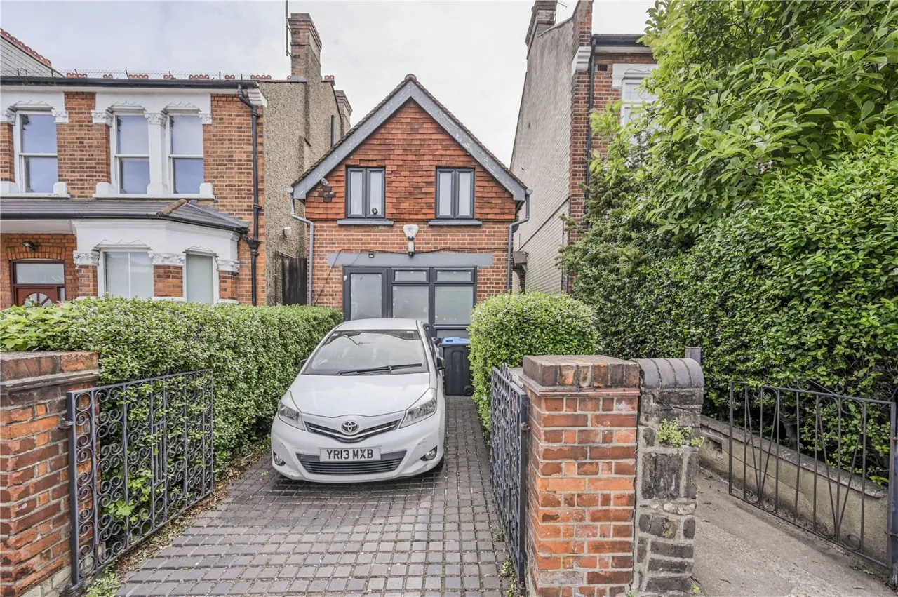 2 bed house for sale, Brownlow Road, London, N11