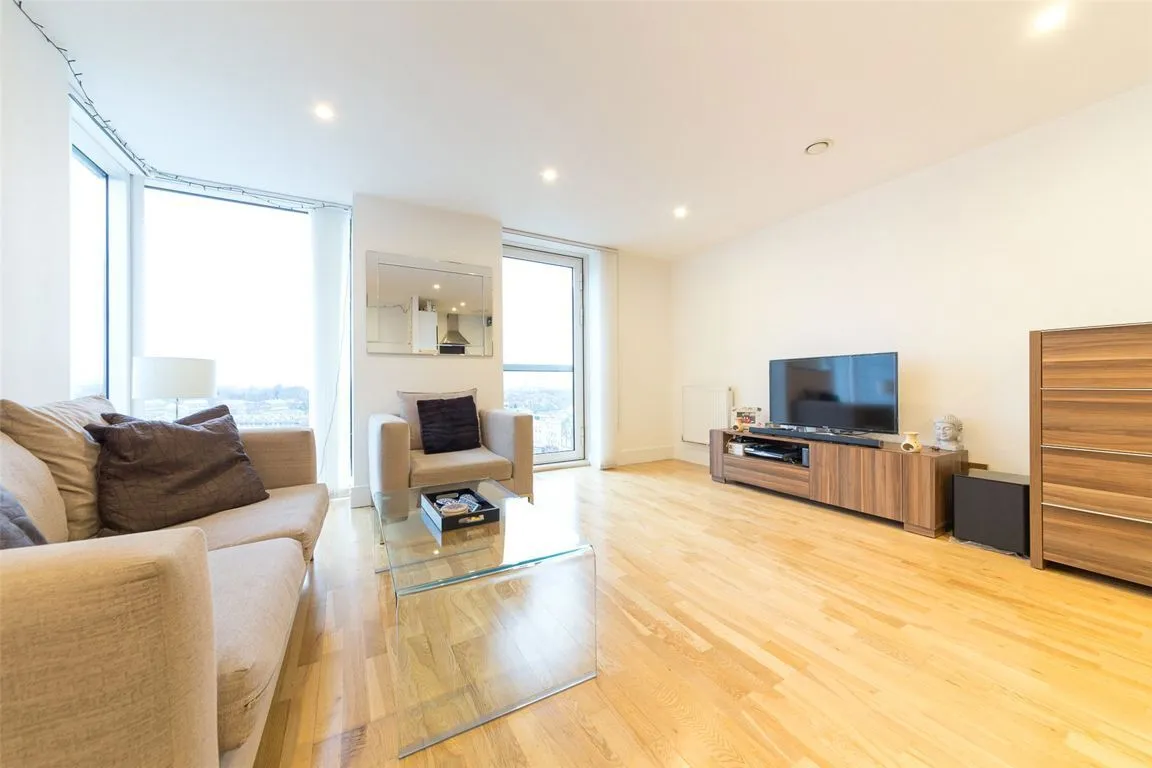 2 bed flat for sale — Distillery Tower, London