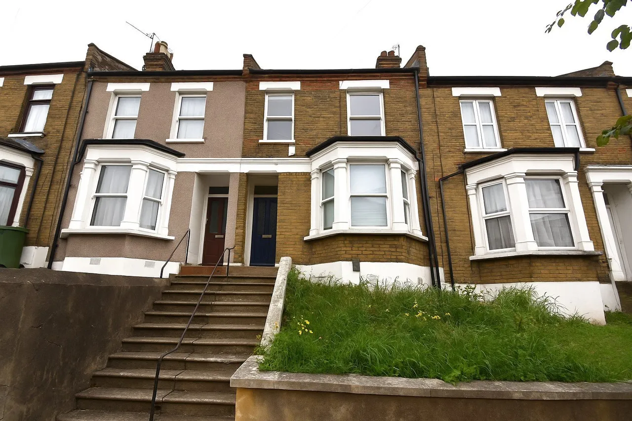 3 bed house for sale — Dallin Road, SE18