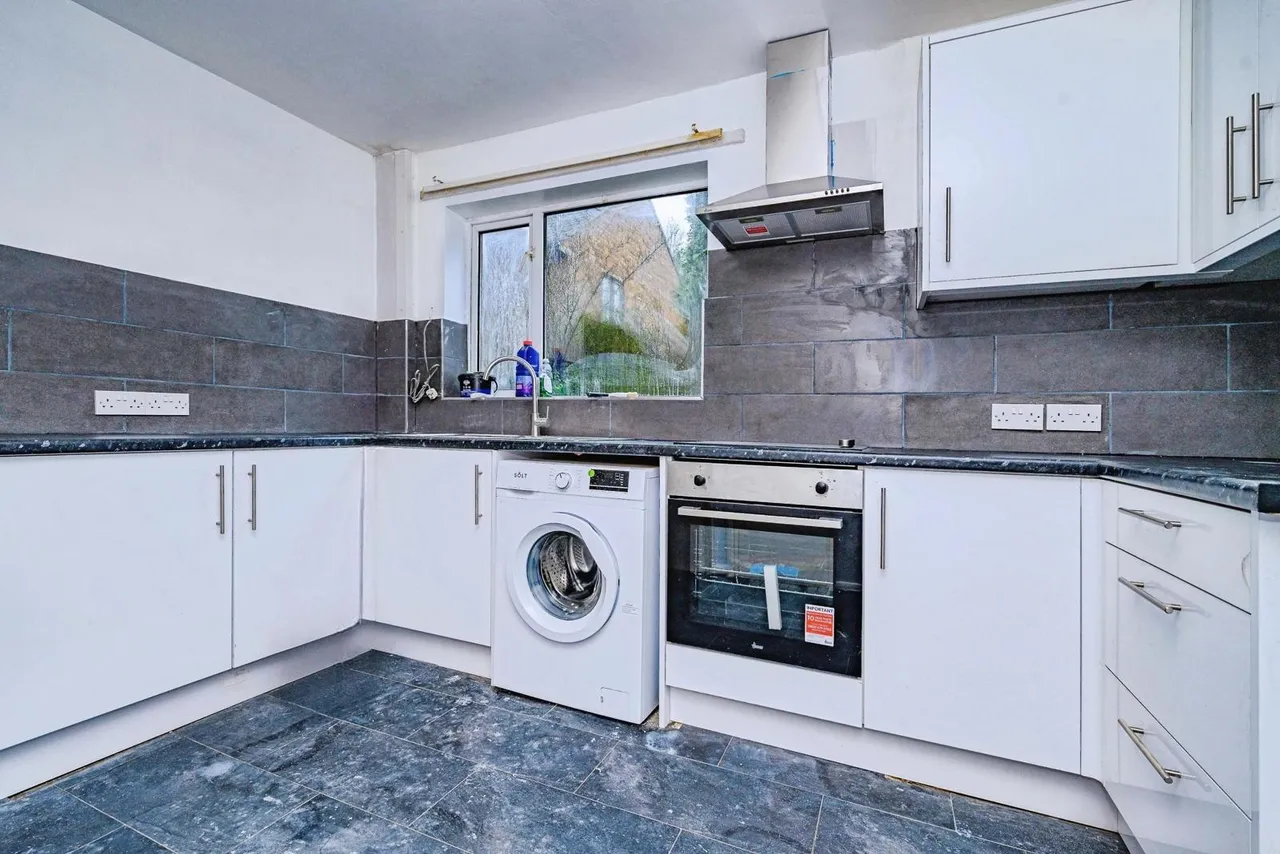 Bank Close, Luton, Bedfordshire, LU4, photo 9