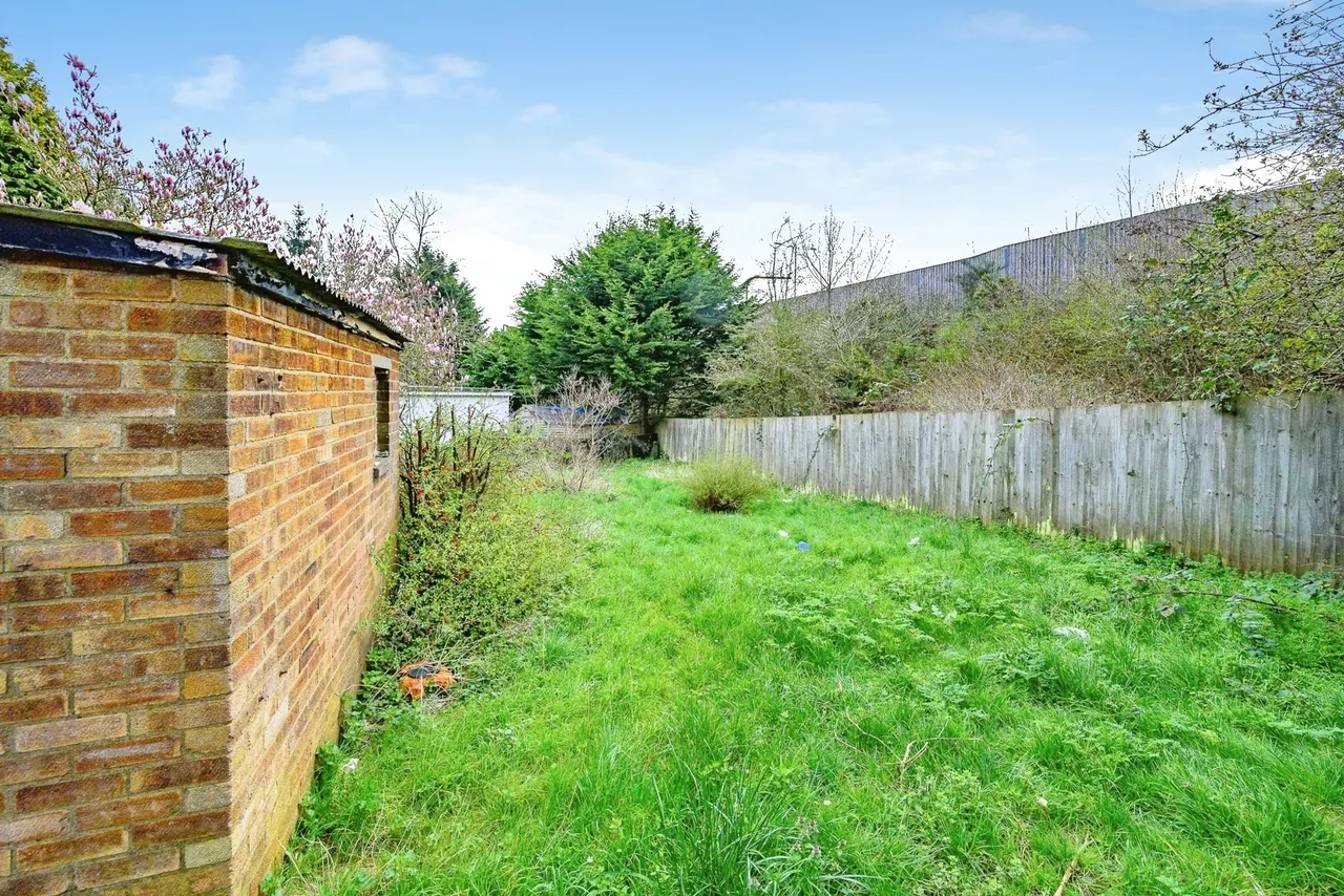 Bank Close, Luton, Bedfordshire, LU4, photo 3