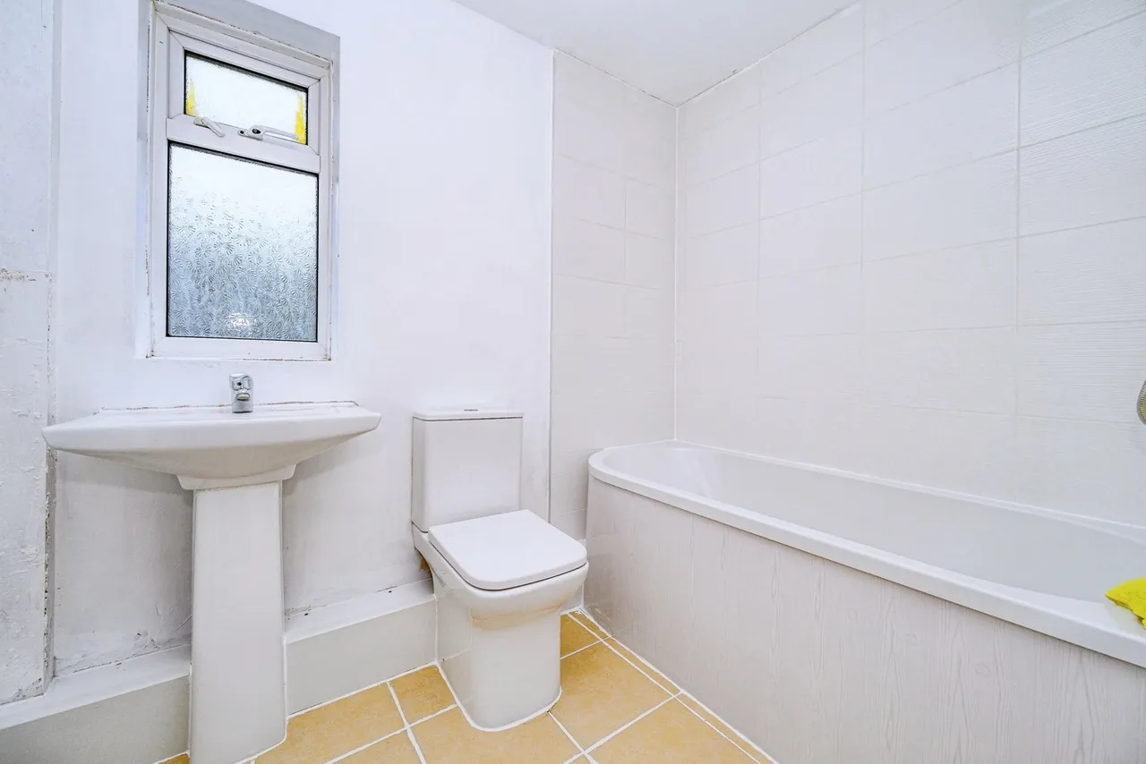 Bank Close, Luton, Bedfordshire, LU4, photo 8
