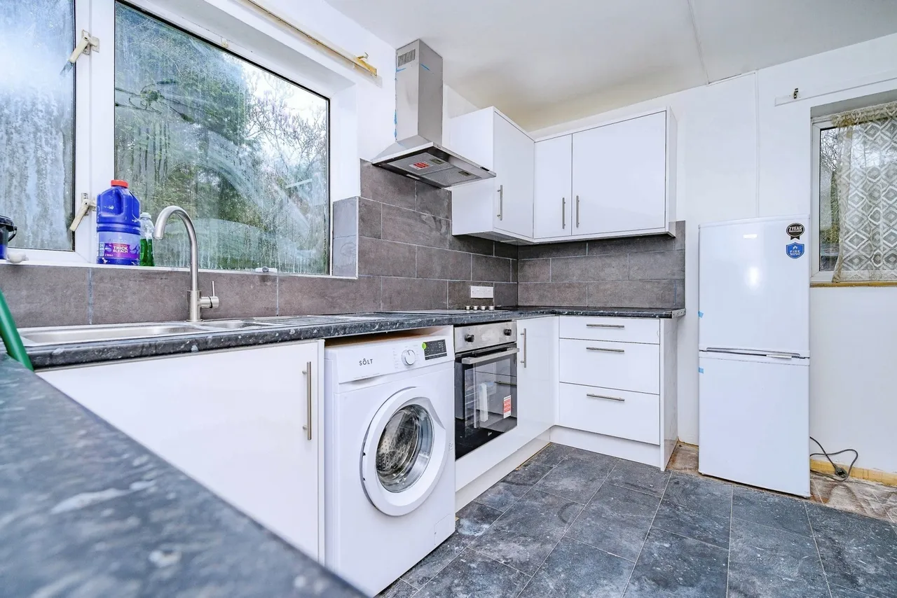 Bank Close, Luton, Bedfordshire, LU4, photo 11