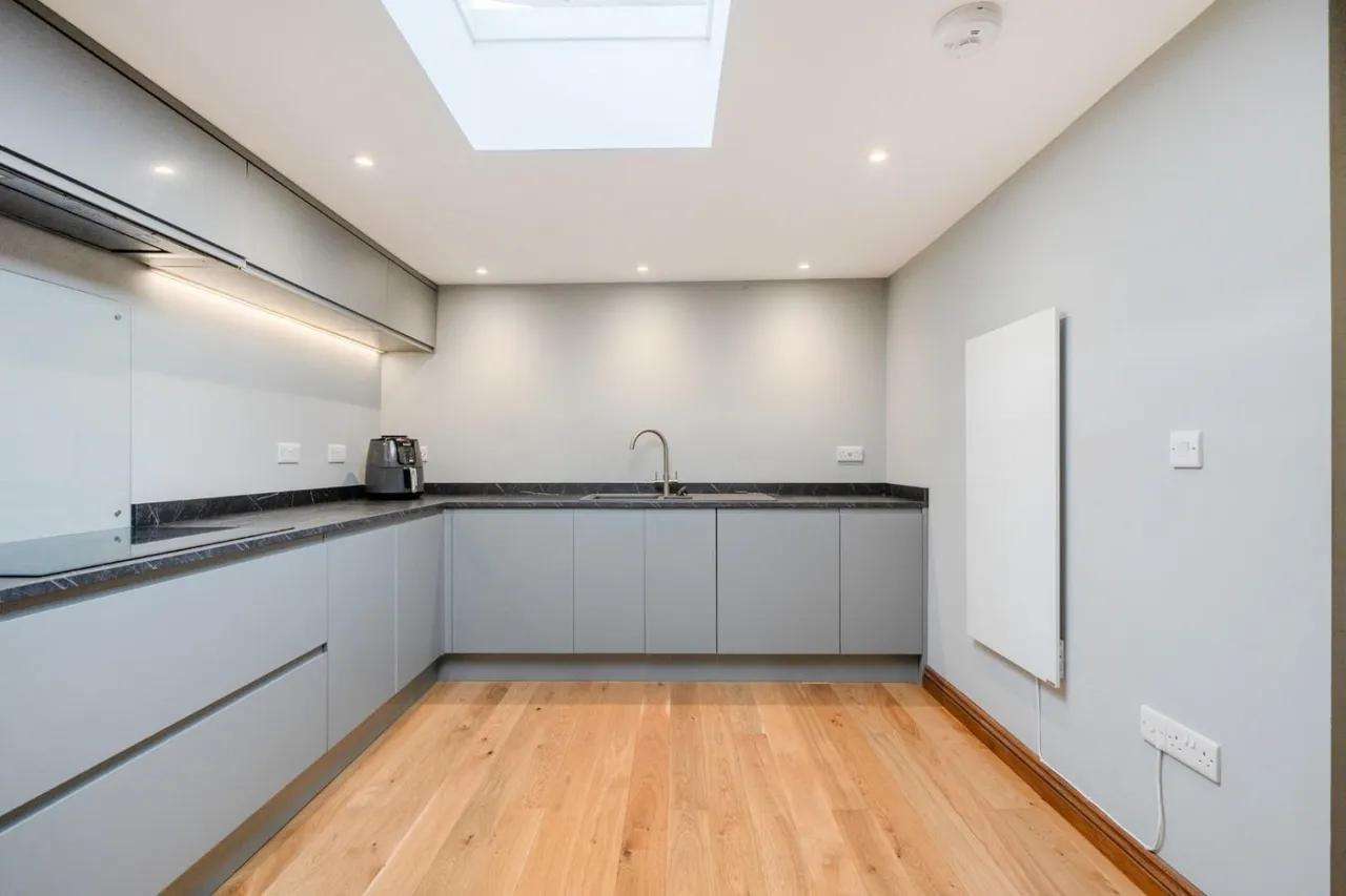 Freehold fish & chip shop with luxury two bedroom apartment in Sennen, TR19, photo 4