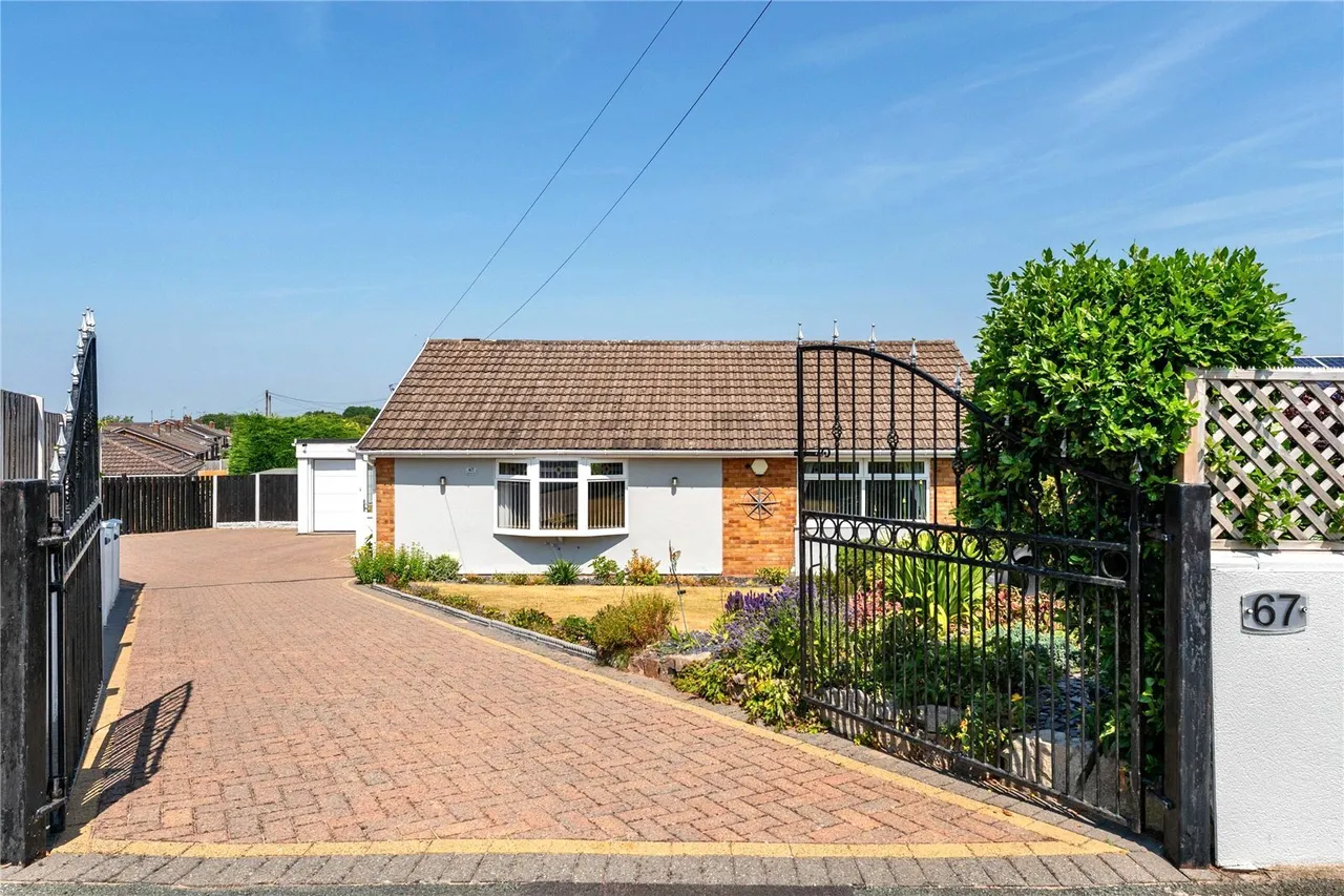 Huntsmans Corner, Wrexham, LL12, photo 2