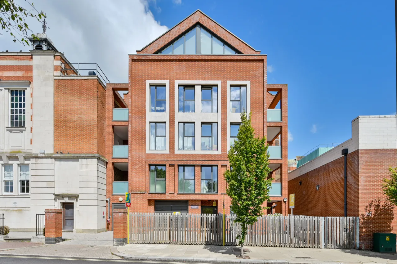 2 bed flat for sale, London, W3