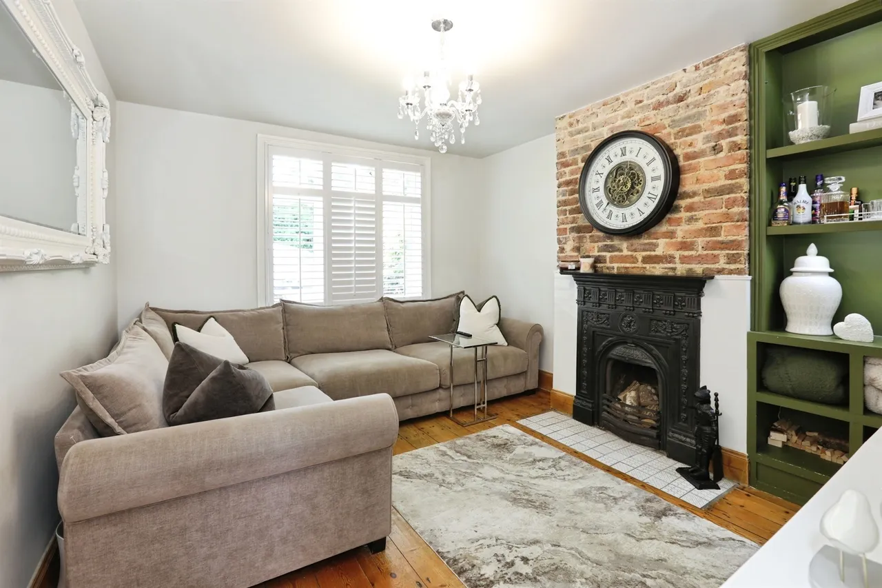 2 bed house for sale — Lingfield Road, East Grinstead