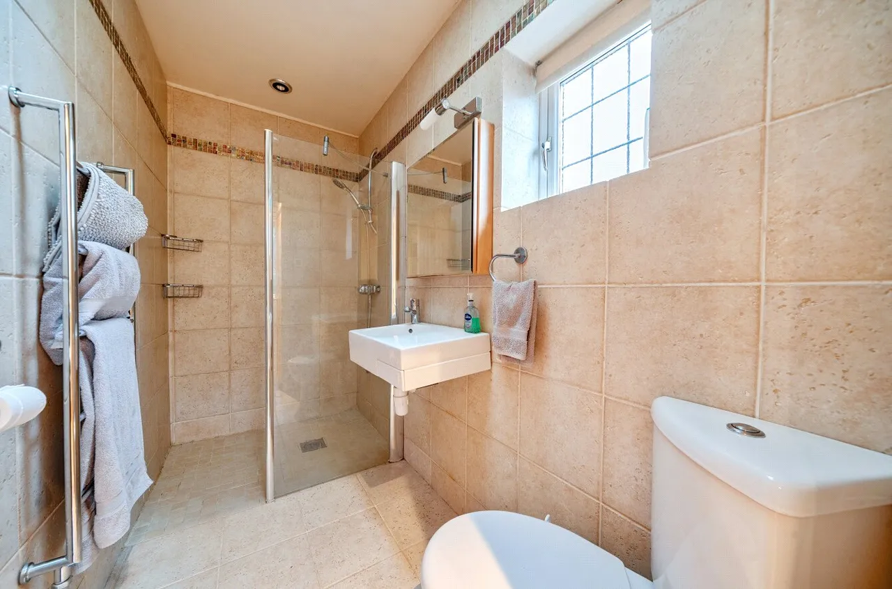Whitmore Vale Road, Grayshott, GU26, photo 16