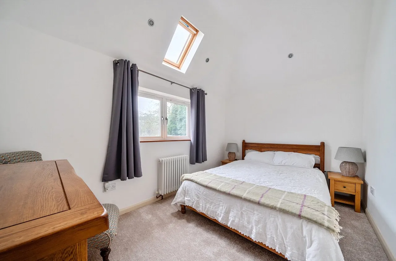 Whitmore Vale Road, Grayshott, GU26, photo 14