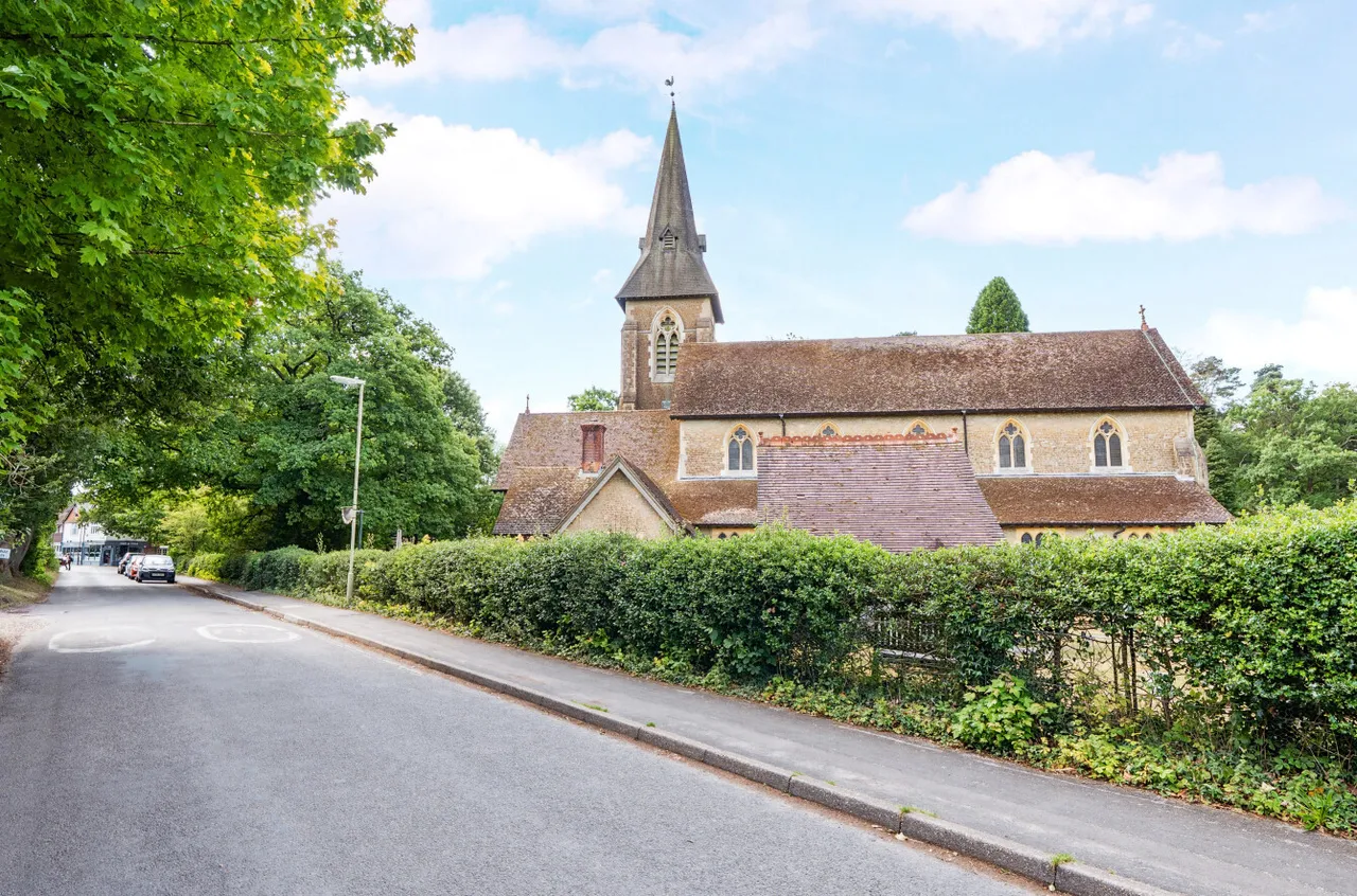 Whitmore Vale Road, Grayshott, GU26, photo 20