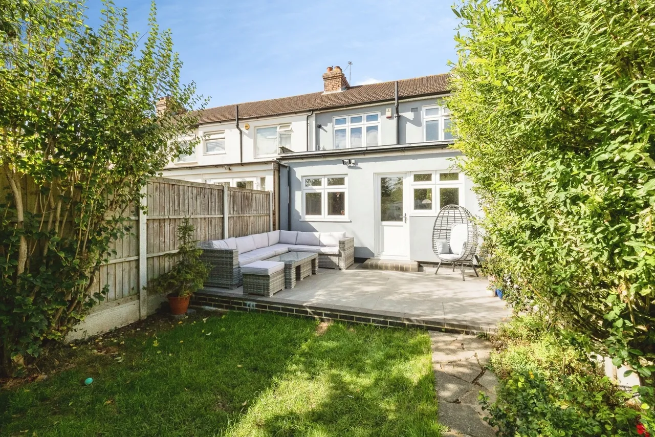 3 bed house for sale, Laburnum Avenue, Hornchurch, RM12