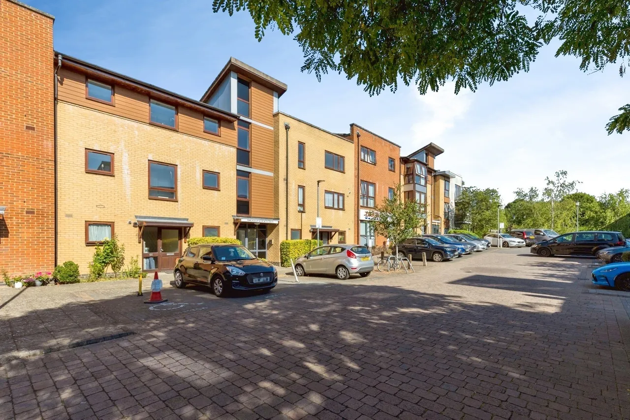 Commonwealth Drive, Crawley, RH10, photo 9