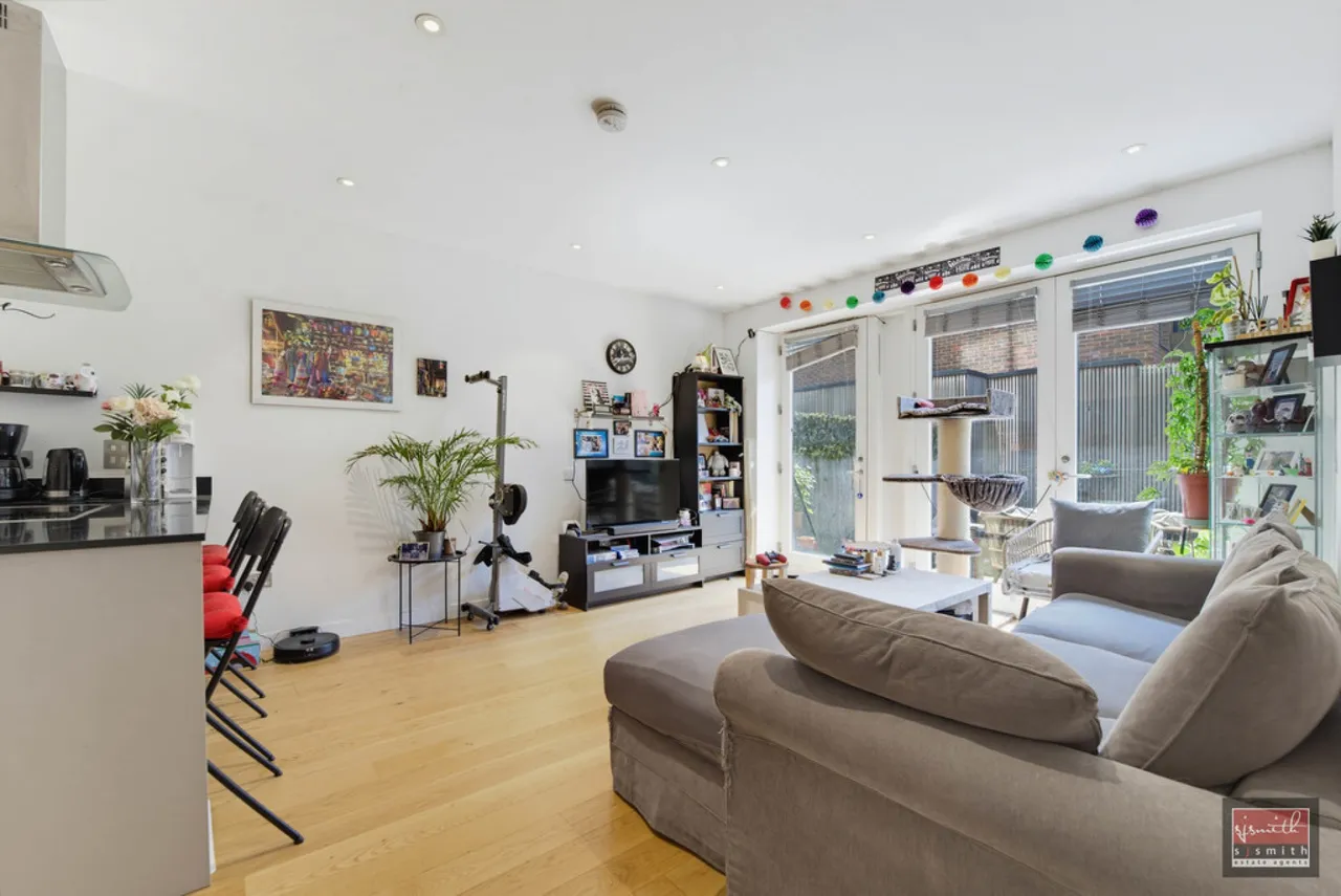2 bed flat for sale, Fairfield Avenue, Staines-upon-Thames, TW18