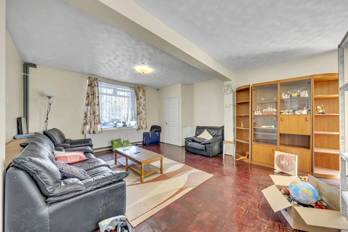 Dewsbury Road, Harold Hill, Romford, RM3 8RX, photo 2