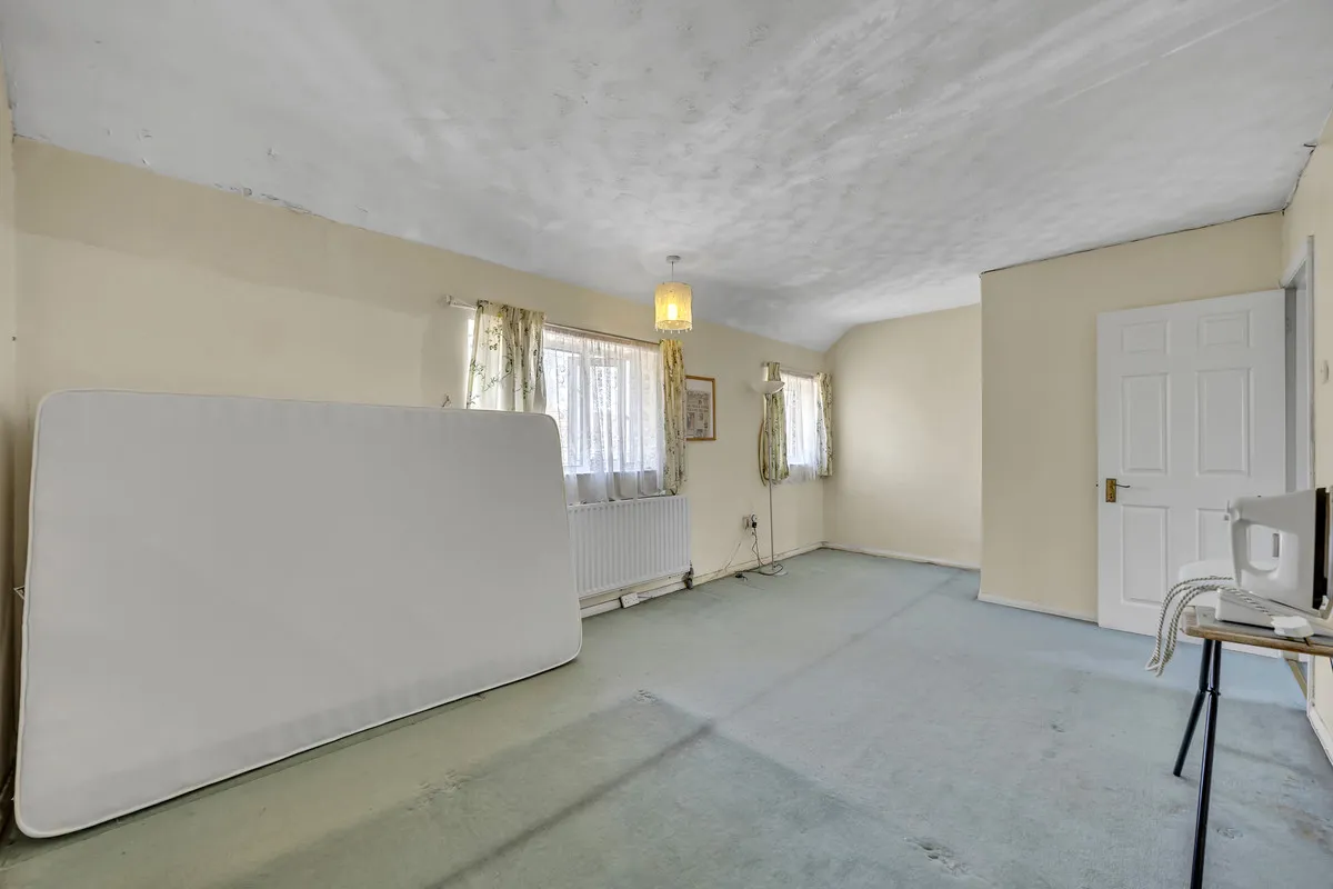 Dewsbury Road, Harold Hill, Romford, RM3 8RX, photo 3