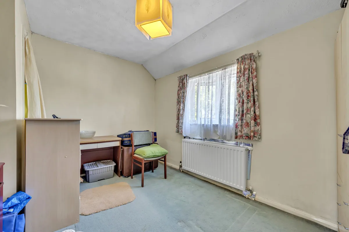 Dewsbury Road, Harold Hill, Romford, RM3 8RX, photo 9
