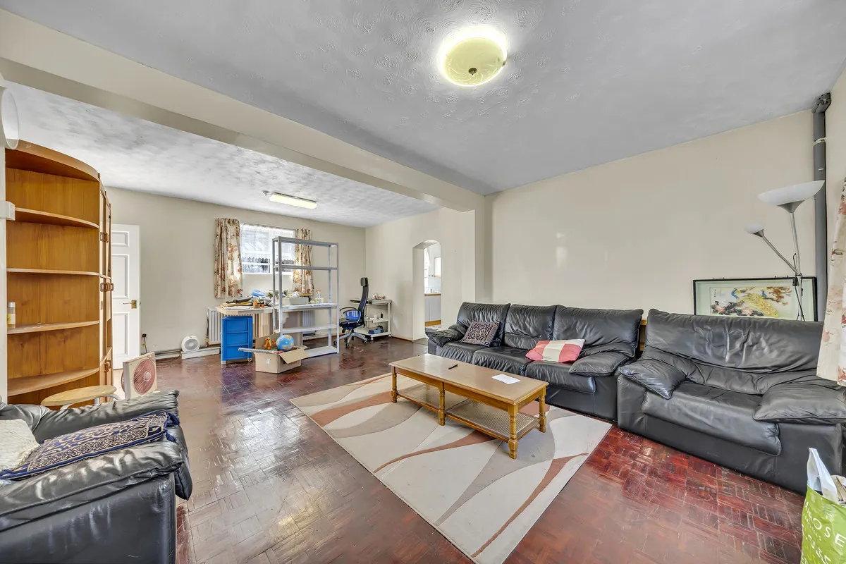 Dewsbury Road, Harold Hill, Romford, RM3 8RX, photo 6