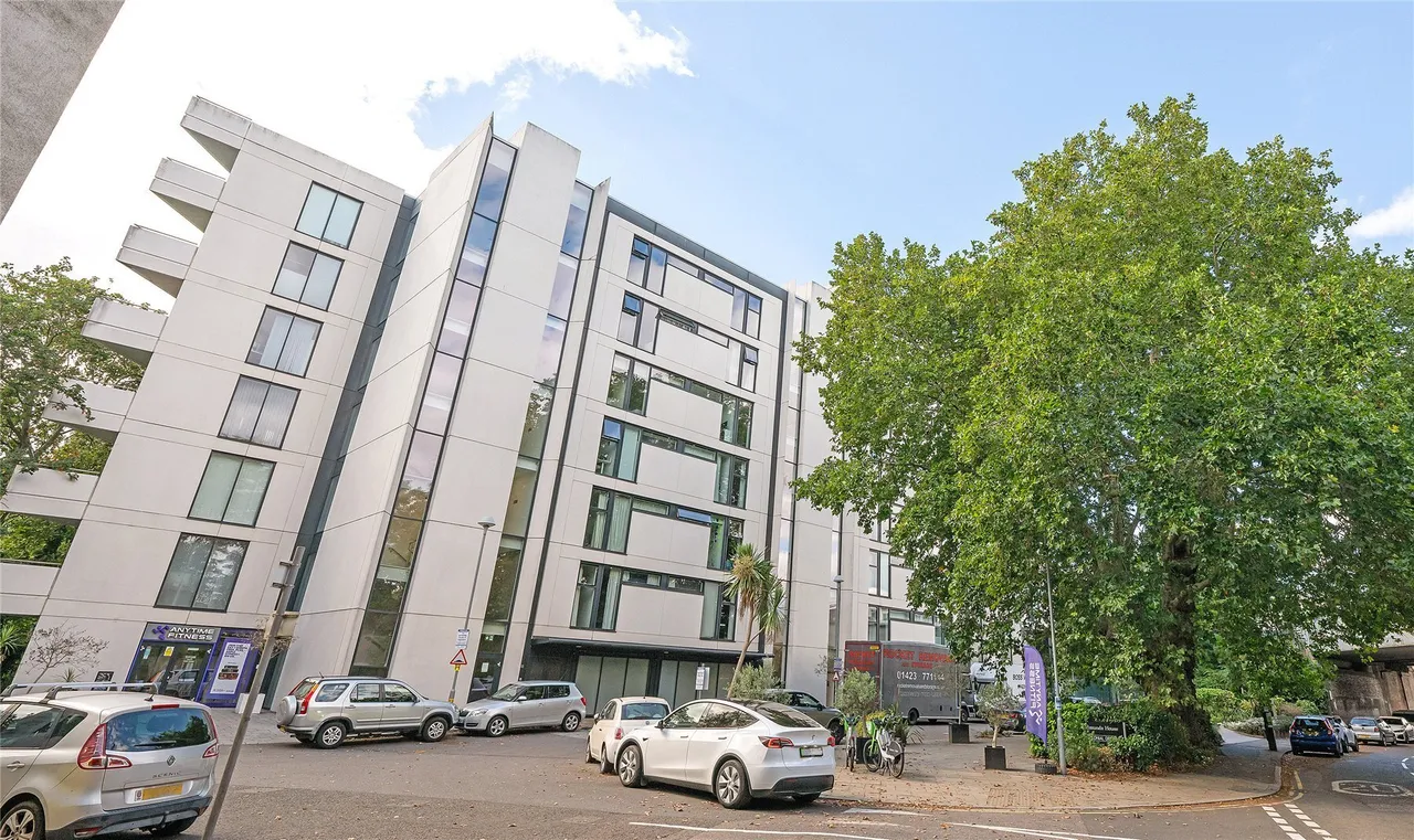 Colonial Drive, London, W4, photo 2