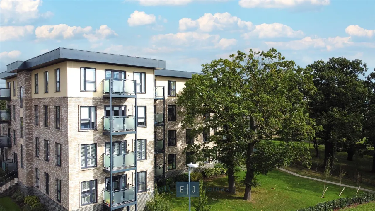 2 bed flat to rent, Luna Court, Loughton, IG10