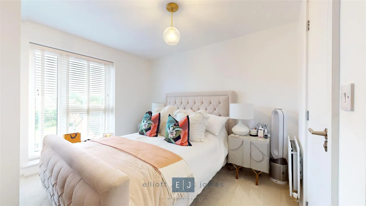 Luna Court, Loughton, IG10, photo 2