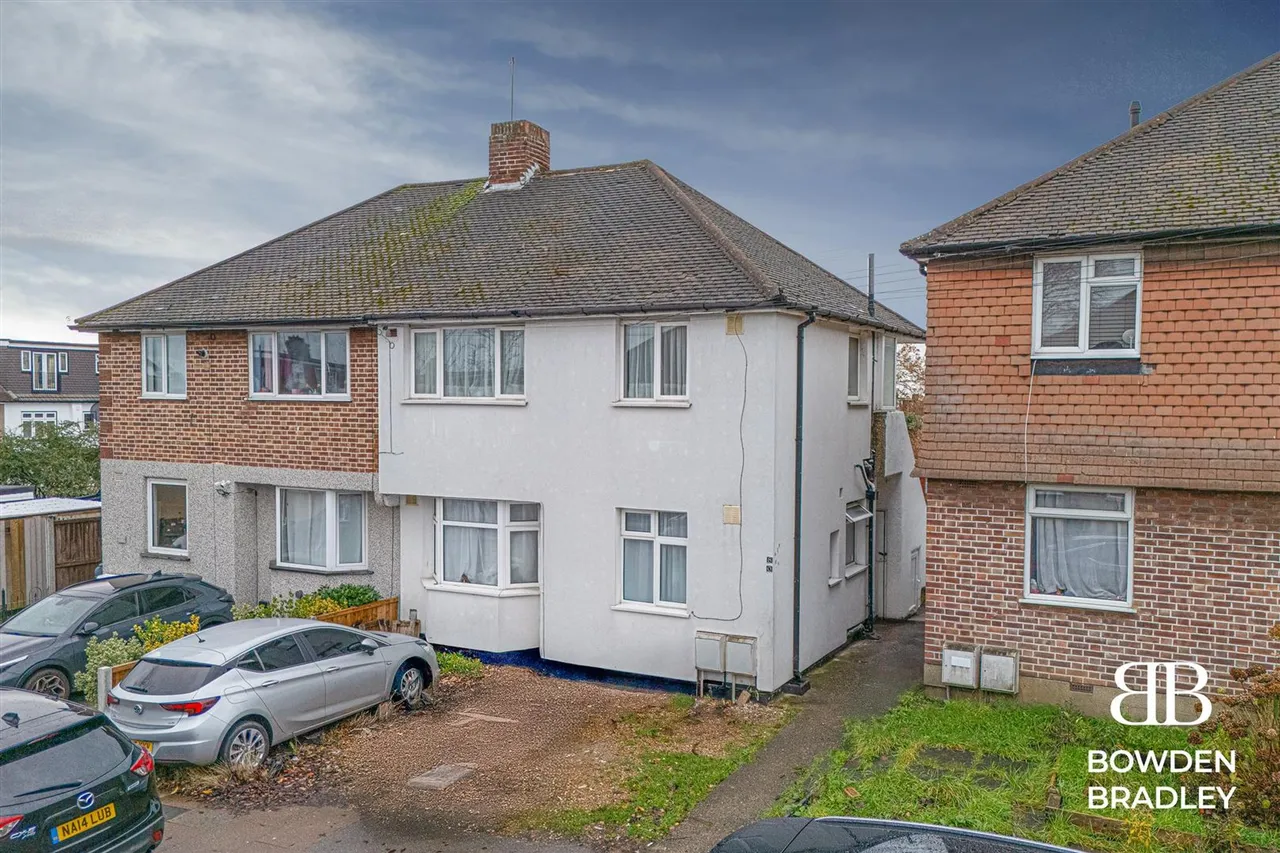 2 bed flat for sale — Brunswick Gardens, Ilford, IG6