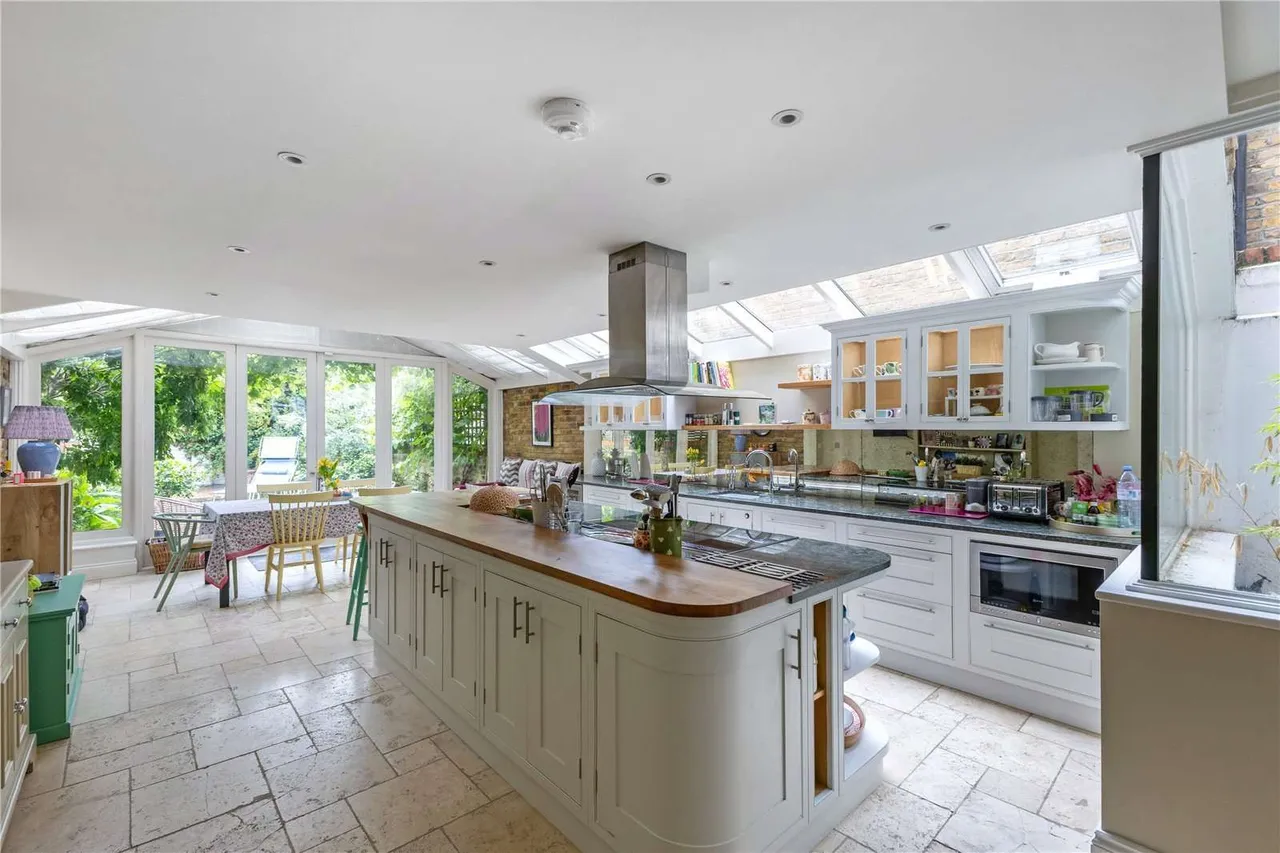 Bovingdon Road, London, SW6, photo 3