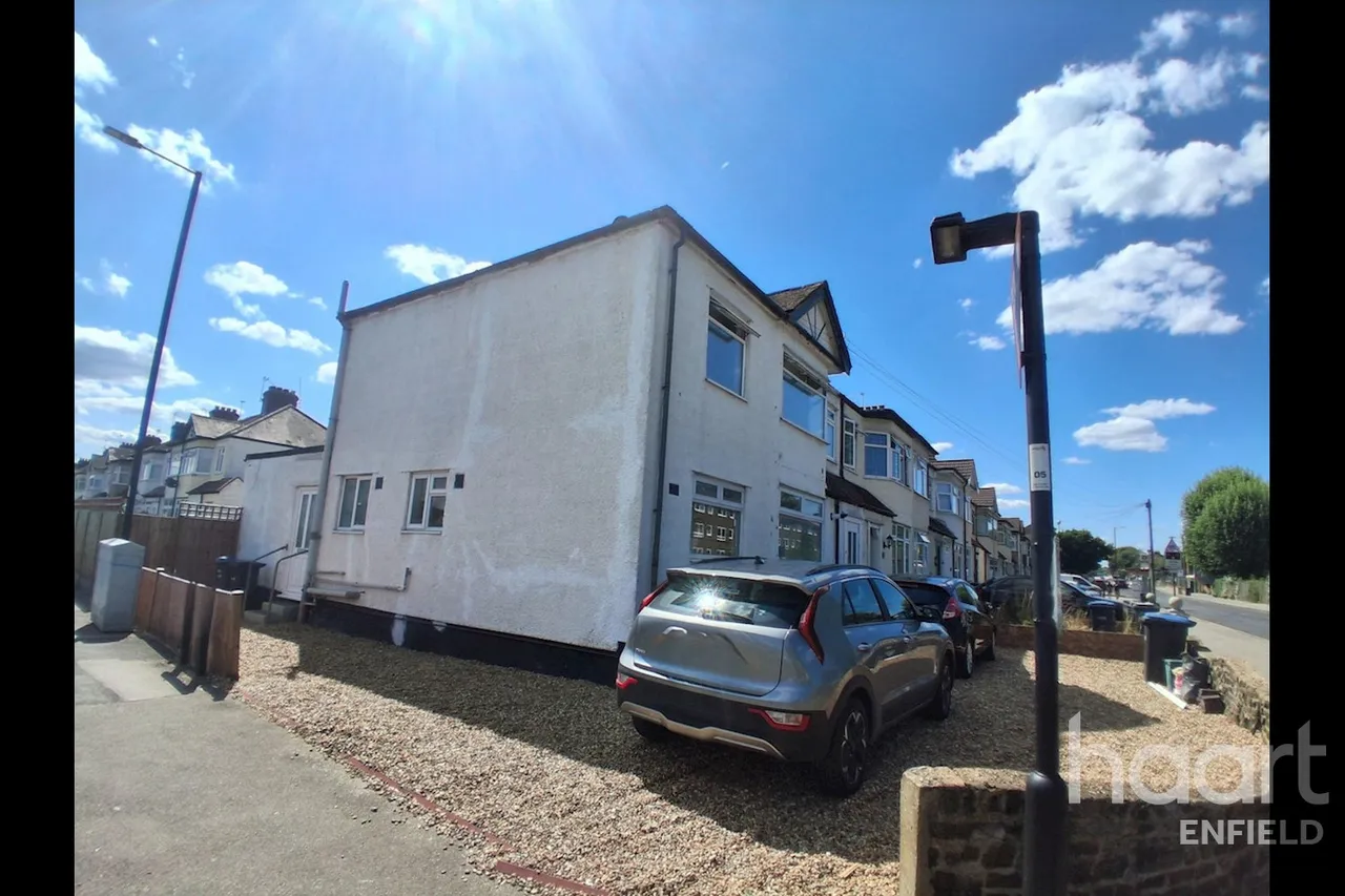 Ordnance Road, EN3, photo 13