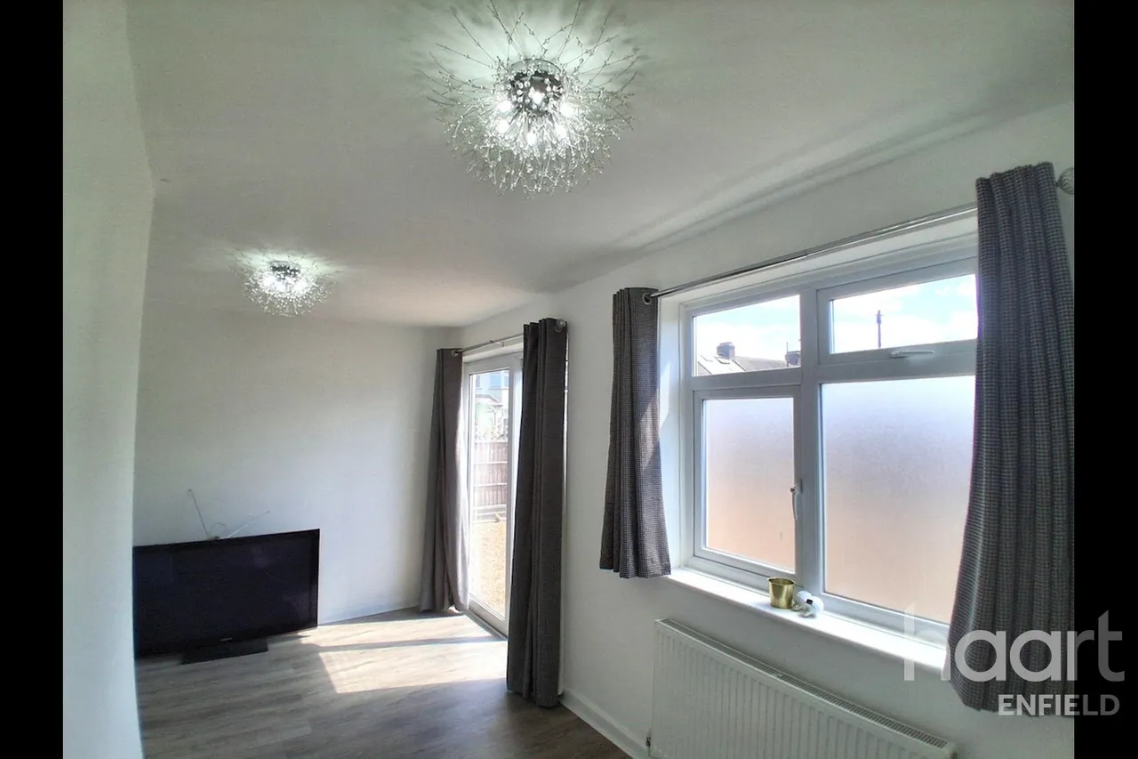 Ordnance Road, EN3, photo 4